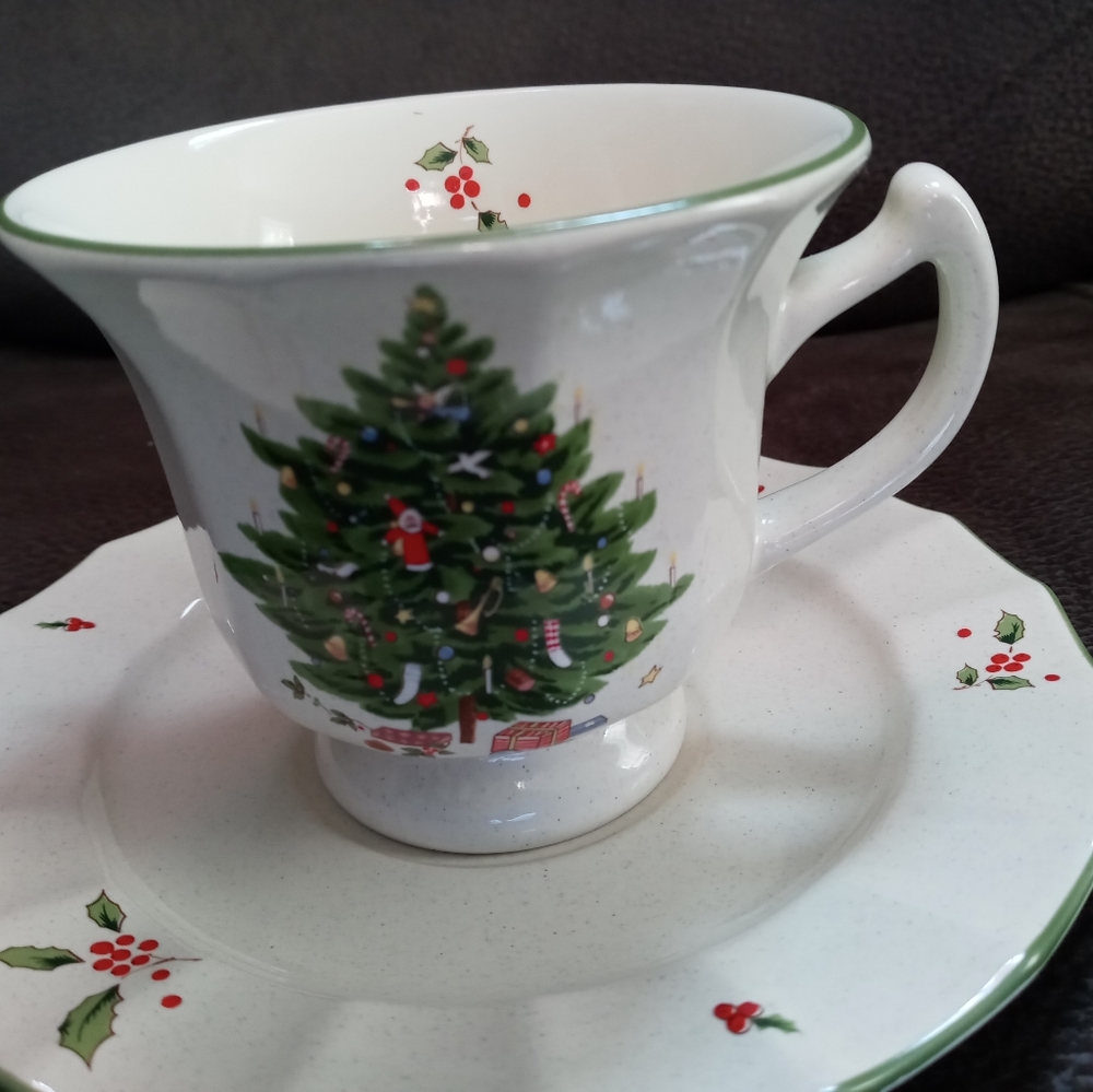 BEAUTIFUL VINTAGE CHRISTMAS CUP AND SAUCER!!